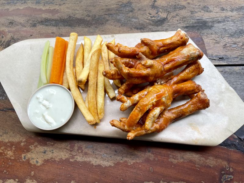 「バッファローウィング」スタイルで提供される鶏の足　ⓒ TuoiTre